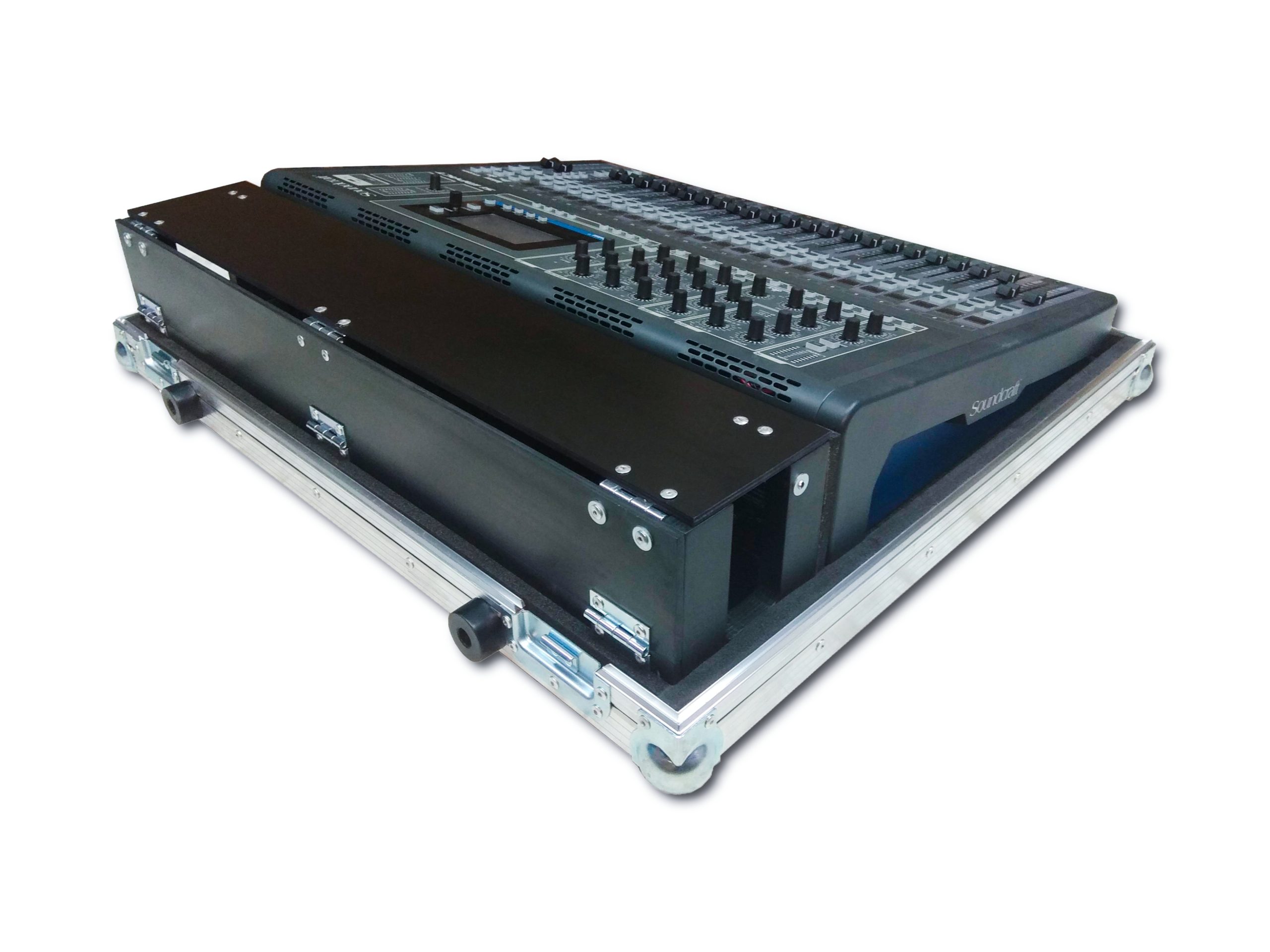Otwarta skrzynia transportowa flight case z mikserem Soundcraft Si Impact w środku