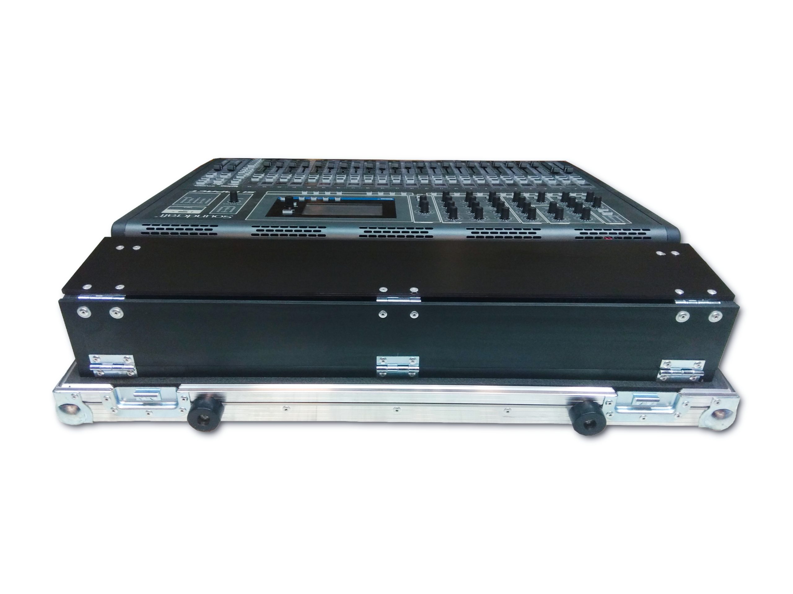 Skrzynia flight case na mikser Soundcraft Si Impact z puszem dog house na kable - widok od tyłu